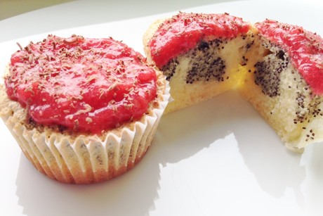 Mohnmuffin mit Beerenspiegel