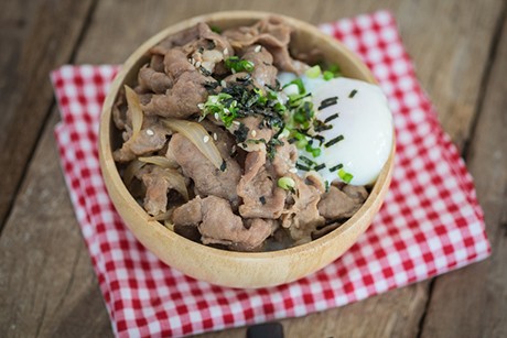 Japanisches Donburi mit Schweinefleisch