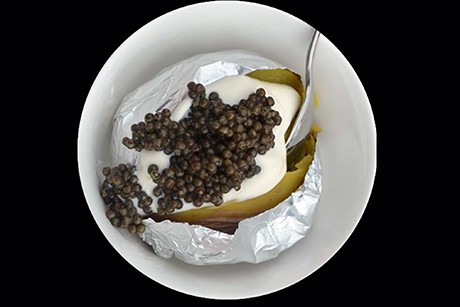 Sauere Sahnesauce mit schwarzem Kaviar