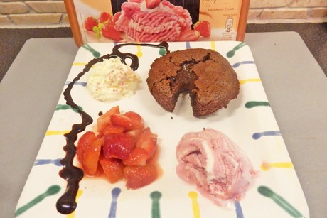 Flüssiger Schokokuchen mit marinierten Erdbeeren und Mövenpick Erdbeereis