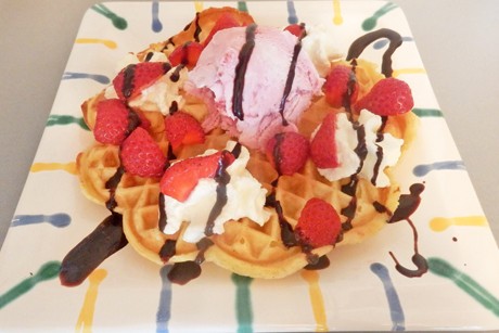 Waffeln mit Mövenpick Erdbeereis