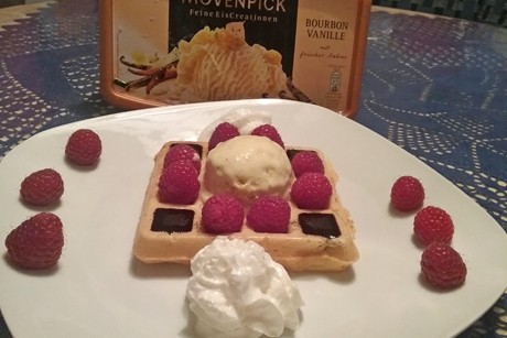 Belgische Waffeln mit Mövenpick Vanilleeis und Himbeeren