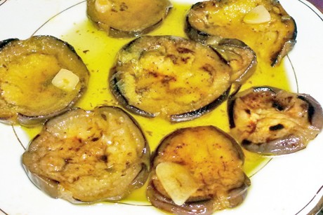 Melanzani in Knoblauchöl