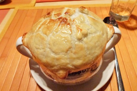 Pilzcremesuppe mit Blätterteighaube