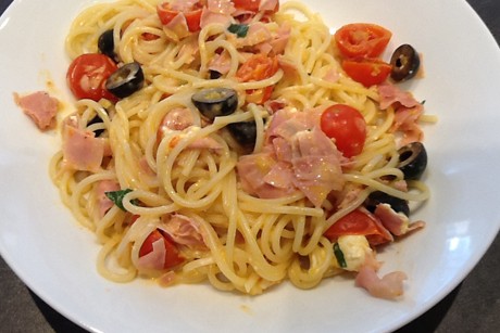 Spaghetti mit Schinken und Tomaten