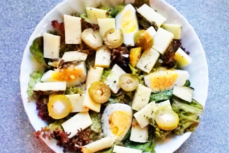 Blattsalat mit Oliven, Ei und Käse