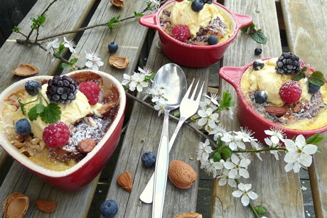 Überbackener Brioche mit Vanille-Eis und Beeren