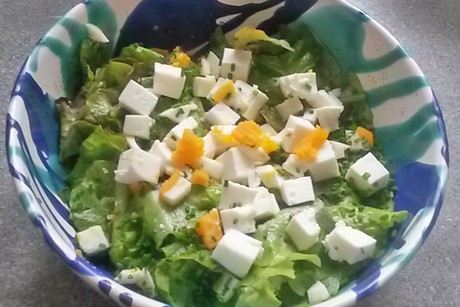 Salat mit Ei und Schafkäse