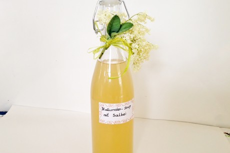 Holundersirup mit Salbei