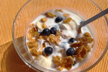 Knusper-Joghurt mit Banane und Heidelbeeren