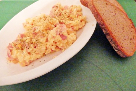 Rührei mit Schinken und Chilikäse