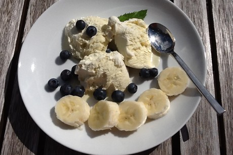Weißes Eis mit blauen Beeren