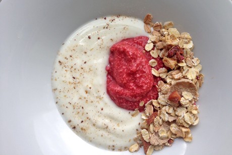 Joghurt mit Erdbeer-Kokos