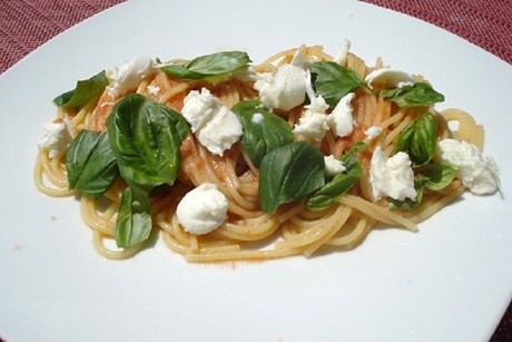 Spaghetti mit ungekochter Tomatensauce