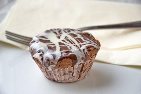 Schokomuffin mit Schwarz-Weißglasur
