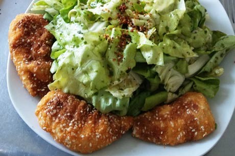 Salat mit gebackenen Putenbrust- oder Hühnerstreifen
