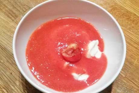 Topfencreme mit Erdbeeren