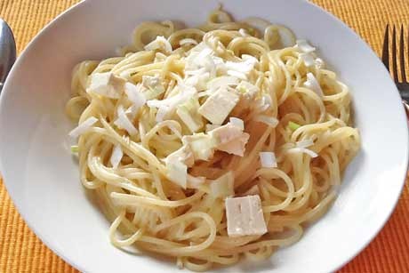Spaghetti mit Jungzwiebel und Schafkäse