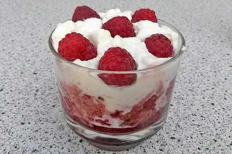 Vanilleeis mit heißen Himbeeren