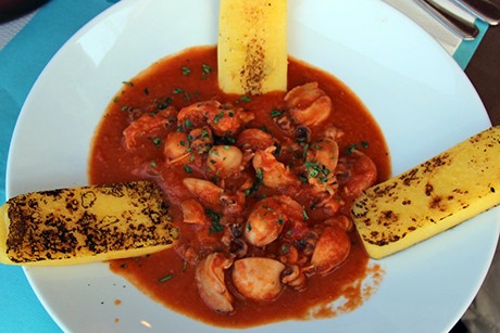 Kalmare in roter Sauce