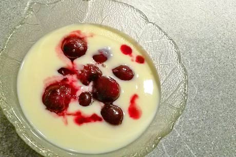 Vanillesauce mit Kompottkirschen