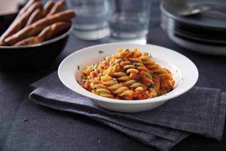 Fusilli Napoletana mit frischen aromatischen Kräutern