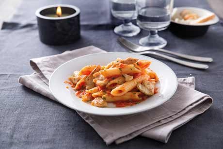 Penne Rigate mit würziger Tomaten-Hühnchensauce