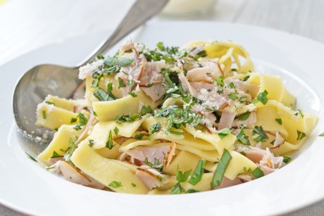 Kräuternudeln mit Schinken