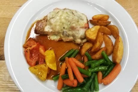 Schweinskotelett mit Käse überbacken