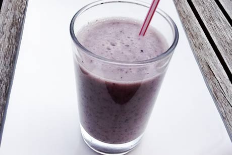 Heidelbeer-Bananensmoothie mit Mandelmilch