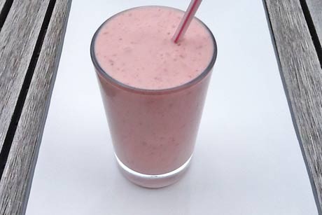 Joghurtdrink mit Banane und Himbeeren