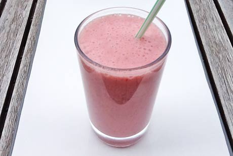 Bananen-Himbeerdrink mit Mandelmilch