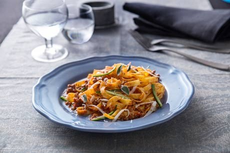 Tagliatelle nach Bolognese-Art mit Zucchini