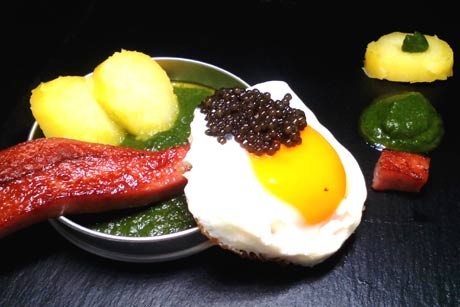 Leberkäse mit Ei, Spinat und Kaviar de luxe