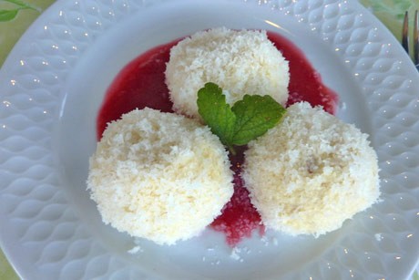 Topfen-Kokosbällchen mit Himbeersoße