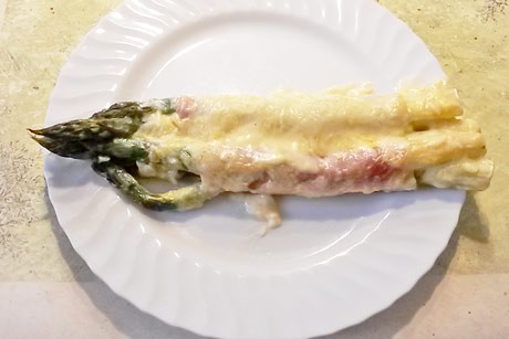 Überbackener grüner Spargel