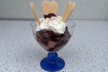 Schoko-Kirsch Eisbecher
