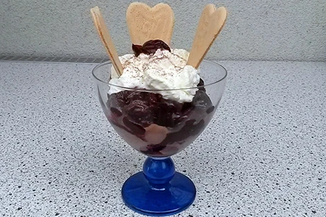 Schoko-Kirsch Eisbecher