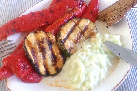Tsatsiki mit Grillpaprika, Grillzucchini und Grillbrot