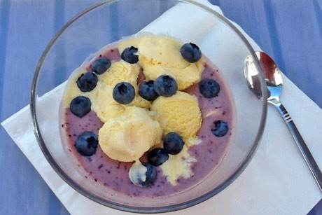Vanilleeis mit Melonen-Heidelbeermus
