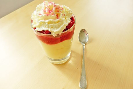 Puddingdessert mit Himbeeren