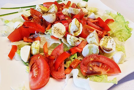 Eisbergsalat mit Mozzarella