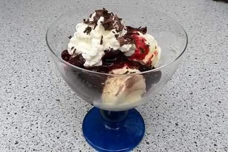 Schwarzwälder Kirschbecher mit Geist