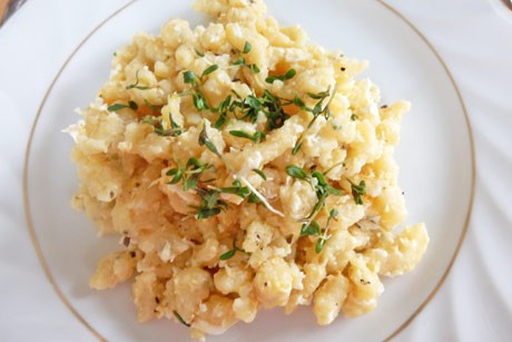 Eiernockerl mit Kräuterbutter und Kresse