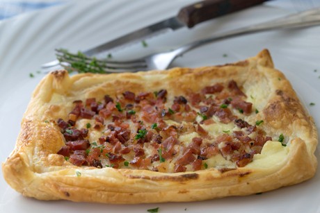 Blätterteigflammkuchen mit Speck