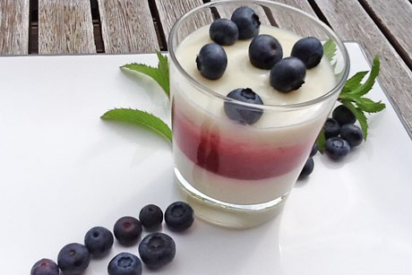 Vanillepudding mit Beerenmus