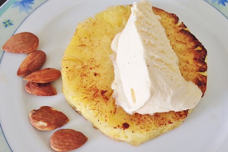 Gebratene Ananas mit Eis