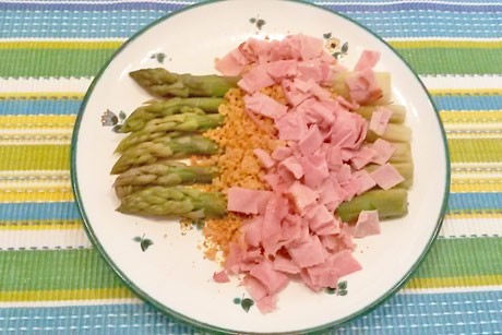 Grüner Spargel mit Schinken und Butterbröseln