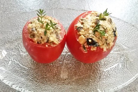 Mit Schafkäse gefüllte Tomaten