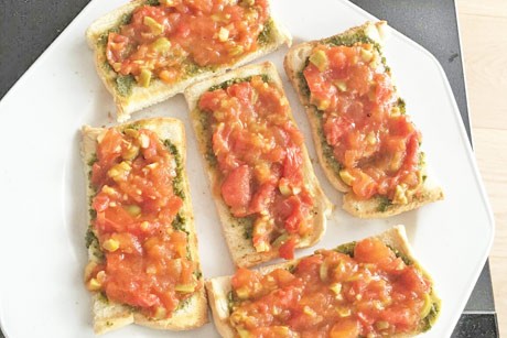 Pesto-Tomaten-Oliven Bruschetta